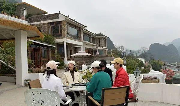 康養勝地 人文興義 萬峰林景區春意盎然，旅游持續升溫，游客盡享自然與人文交融的公園式觀光服務